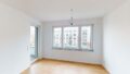 Leerer Wohnraum mit Balkon