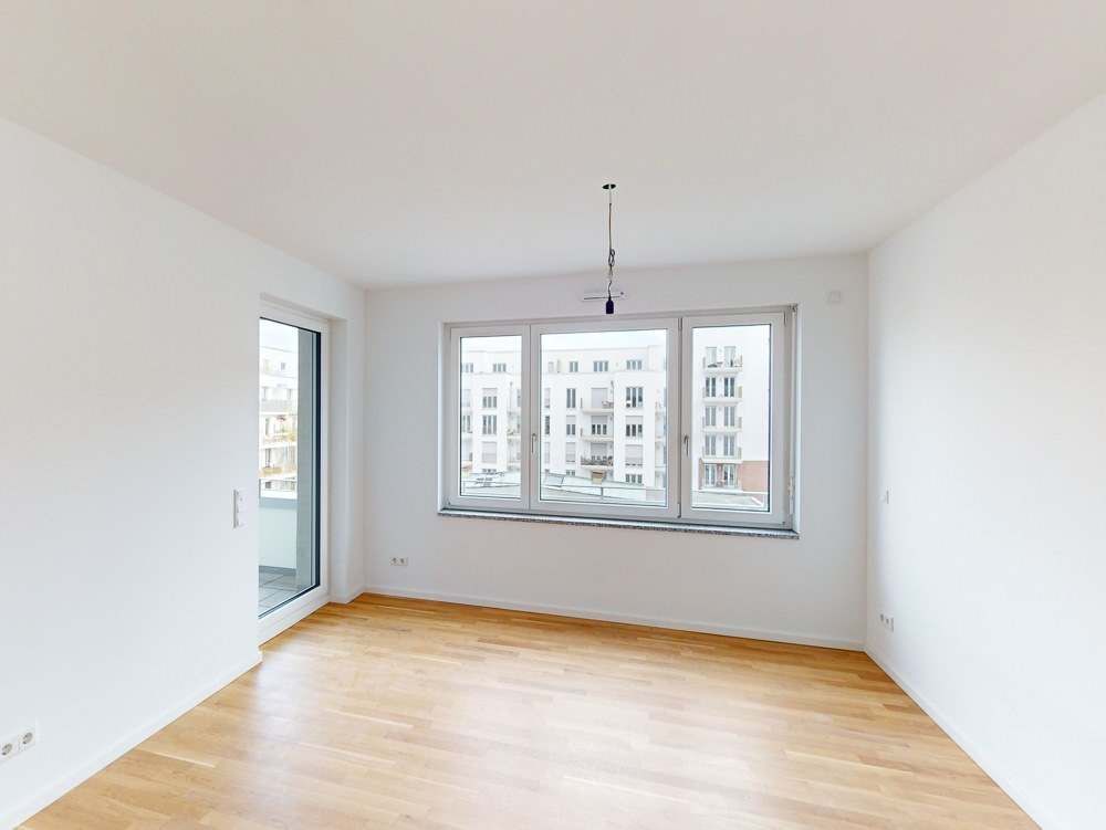Leerer Wohnraum mit Balkon